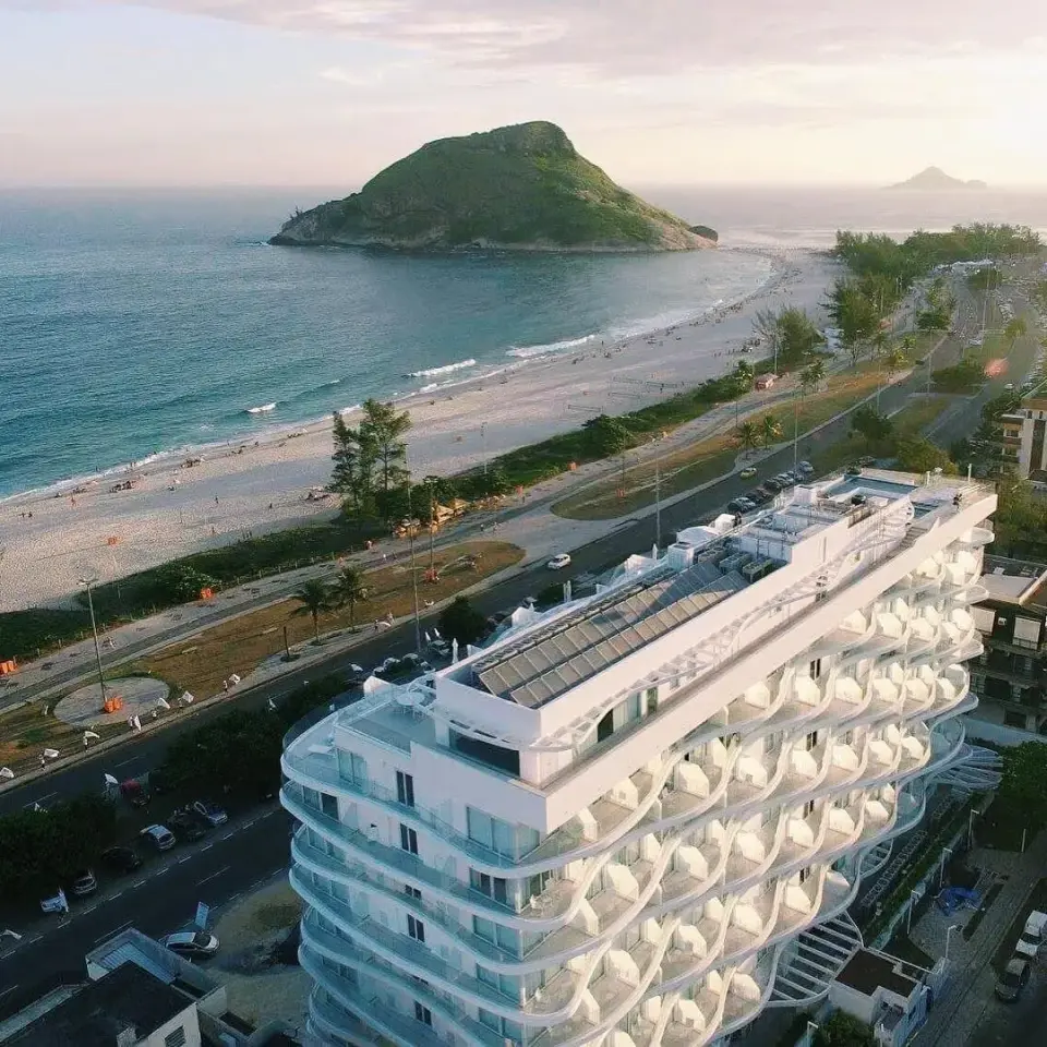 Vista aérea do CDesign Hotel, de frente para a Praia do Recreio dos Bandeirantes.